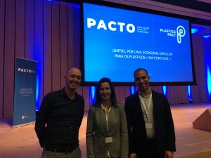 Foto con Mark Luisa y Pedro posando frente el logo del Pacto Mark met with Smartwaste Portugal at the Portuguese Plastics Pact launch event