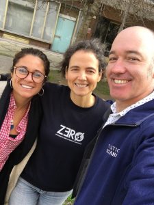 Foto con Renate, Susana y Mark posando Meeting with Zero and Sciaena