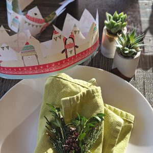 Coronas de navidad con papel para envolver.